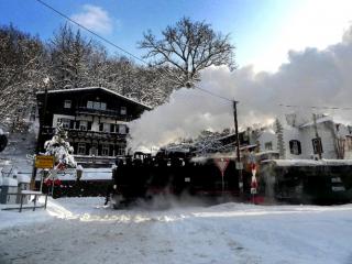 Winterzauber: Der 'Lößnitzdackel' schnauft am Bilz-Kurhotel vorbei.